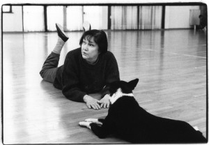 Ksenija Hribar in njen pes Piki na vaji predstave Sentimentalne reminiscence (PTL, 1998), foto: Breda Kolar Sluga