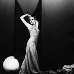 Ksenija Hribar v predstavi Stranski prizor (Side Scene), koreografa Roberta Cohana. Predstava je bila krstno predstavljena 2. septembra 1969, v Plesnem centru The Place, London na dan njegove otvoritve (podatki povzeti iz arhivskega gradiva Roka Vevarja).