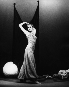Ksenija Hribar v predstavi Stranski prizor (Side Scene), koreografa Roberta Cohana. Predstava je bila krstno predstavljena 2. septembra 1969, v Plesnem centru The Place, London na dan njegove otvoritve (podatki povzeti iz arhivskega gradiva Roka Vevarja).