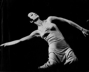 Foto iz predstave Tzaikerk (Večerne pesmi), koreograf Robert Cohan, London Contemporary Dance Group, krstno izvedene 10. oktobra 1967 v gledališču Adeline Genée, West Sussex, Velika Britanija (podatki povzeti iz arhivskega gradiva Roka Vevarja).